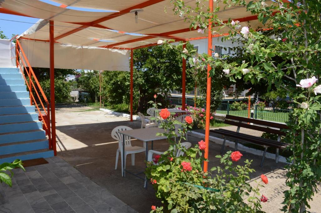 Theodore Apartments Захаро Екстериор снимка