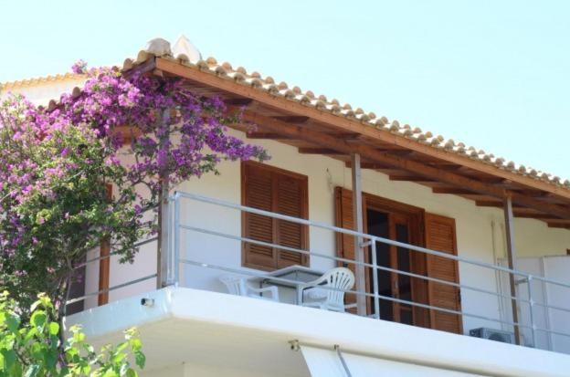 Theodore Apartments Захаро Екстериор снимка
